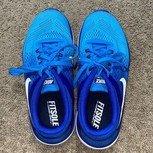 blue Nike fitsole tennis shoes